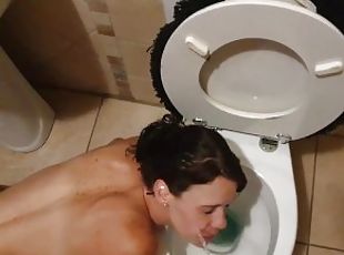 Petite girl puts her head in a toilet and gets pissed on her face
