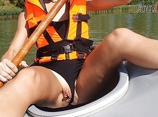 PRETTY WOMAN PUBLICLY PLAYS WITH HER PUSSY ON A KAYAK AT GREAT RISK OF BEING CAUGHT!