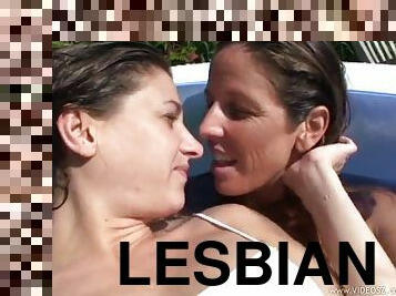 di-tempat-terbuka, lesbian-lesbian, gambarvideo-porno-secara-eksplisit-dan-intens, bintang-porno, teransang, kolam-renang, realitas