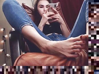 Hot girl show her feet ln webcam
