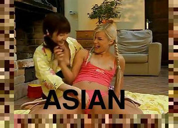 Asian teen and blonde hottie play lesbian games