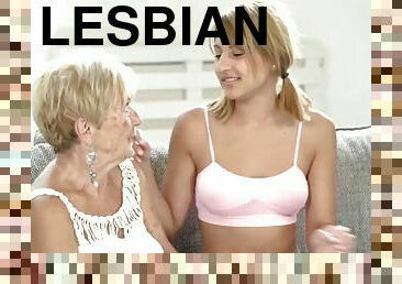 Naughty sarah cute makes kinky lesbian love with granny