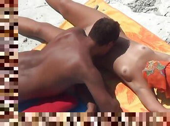 nudisti, vecchi, allaperto, fichette, magre, giovanissime, neri, coppie, spiaggia, scene-rubate