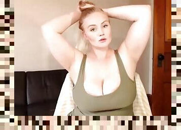 Sexy plumper woman orgasming on webcam show