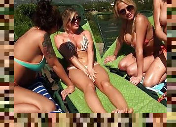 Groupe bikini babes shared a cock