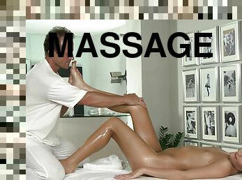 She Letting Herself Get Fucks On The Massage Table