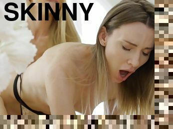 fitta-pussy, smal, tonåring, fingerknull, kök, kyssar, ung18, blond, underkläder, söt