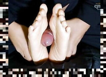 asiatique, babes, ejaculation-sur-le-corps, milf, pieds, ejaculation, branlette-avec-les-pieds, femme-dominatrice, en-nylon