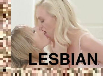 lesbiana, con-los-dedos, rubia, culazo, chupando