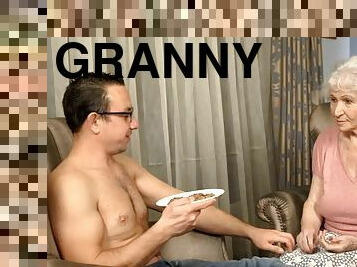 GRANNY SEX VIDS - Gray curvy GILF gets drilled from behind in erotic couple