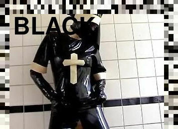 en-plein-air, pisser, black, culotte, fétiche, latex, nonne, talons-hauts, masque, caoutchouc