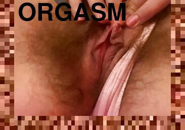 klitta, hårig, masturbation, orgasm, fitta-pussy, kvinnligt-sprut, trosor, sprut, fetisch, vått