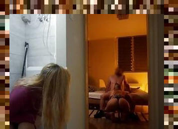masturbation, pissande, amatör, avsugning, kamera, voyeur, flickvän, blond, toalett, syster