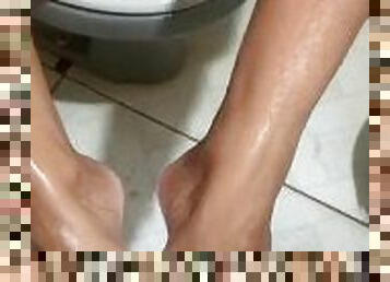 Amigo gozou no meu pé no banho