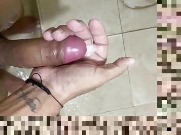 Masturbándome en la ducha, hasta llenarlo de lechita