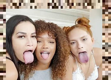 interracial, lesbiana, negra, trío, besando, rubia, lencería, impresionante