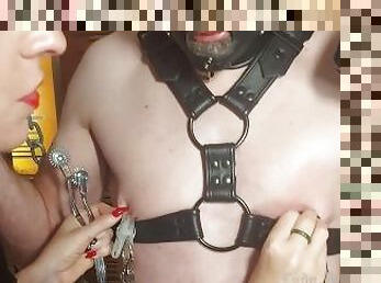 mamelons, babes, bdsm, esclave, femme-habillée-mec-nu, britannique, douleur, bondage, humiliation, domination