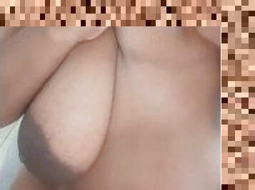 tetas-grandes, masturbación, amateur, negra-ebony, madurita-caliente, regordeta, a-solas, tetas-caídas