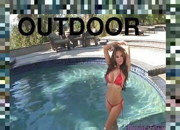 Daisy Marie in the pool - Alluringvixens