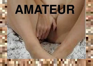 Fille sexy me fait un footjob et je lui met du sperme partout entre les orteils