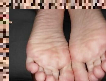 Pretty MILF feet with soft soles foot job