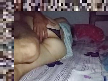 Se convirtió en un creampie inesperado compartir cama con la madrastra culona.