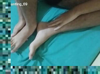 Novinho massageando o pé