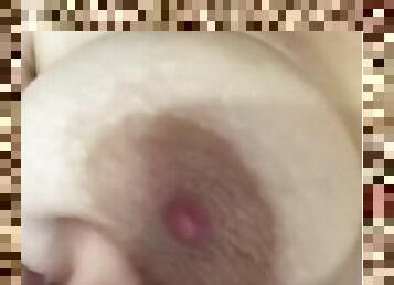 bañando, tetas-grandes, masturbación, pezones, amateur, regordeta, natural, tetas, chupando