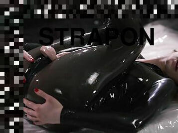 strapon, lesbisk, legetøj, dildo, fetish, latex, solo