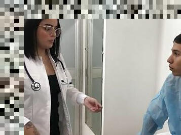 Doctora de enorme culo ayuda a su paciente con su problema de erección - en español
