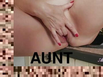 masturbation, amatör, mogen, milf, mamma, strumpor, kök, moster, blond, underkläder