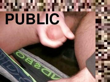 masturbation, public, ejaculation-sur-le-corps, énorme-bite, secousses, jeune-18, collège, toilette, solo, musclé