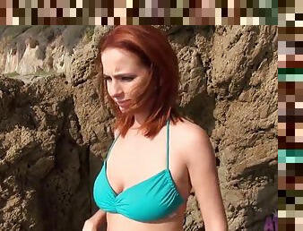 gros-nichons, milf, plage, rousse, bout-a-bout, bikini, clignotant