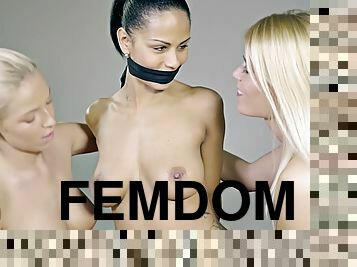 isot-tissit, pillu-pussy, lesbo-lesbian, bdsm, kolmisin, blondi, fetissi, sidonta, ruskeaverikkö, femdom