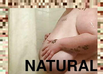 bañando, tetas-grandes, regordeta, regordeta-chubby, natural, tetas, ducha, tetas-caídas