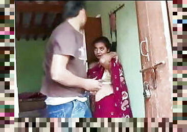 Gaon ki bhabhi ki saare uthakar chod diya-indian village sex