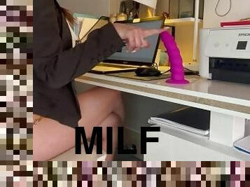 Milf Secrétaire épsiode 2 - Squirting Gode pendant une réunion ZOOM avec mon Boss - Défi