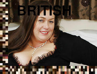 Big British Housewife Loves Playing With Herself - MatureNL