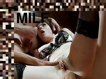 MILF brunette Samantha Bentley gives a good blowjob