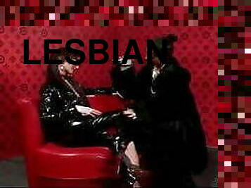 PVC-Nutte Donna Joe und Nessa Devil in lesbischer Action
