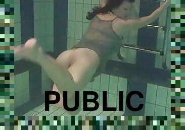 cur, tate-mari, batran, in-afara, public, rusoaica, adolescenta, 18ani, piscina, mai-batran