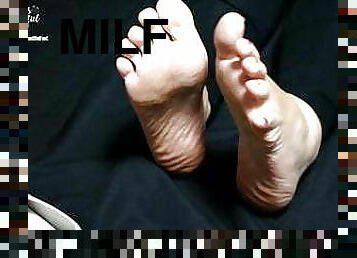 milf, maison, maman, pieds, belle, fétiche, branlette-avec-les-pieds, brunette, flexible, talons-hauts