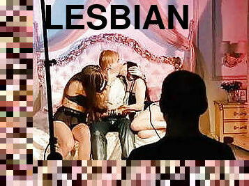lesbisk, trekant, kyssar, sovrum, maskiner, ängel, latex, bikini, bisexuell, brunett