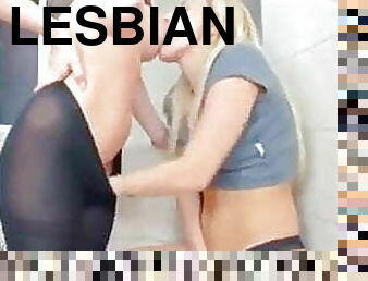 isot-tissit, masturbaatio, orgasmi, sukkahousut, lesbo-lesbian, lelu, sormettaminen, suuteleminen