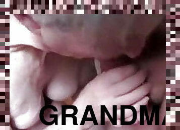 gros-nichons, grand-mère, poilue, énorme, mamelons, orgasme, mature, ejaculation-sur-le-corps, granny, maman