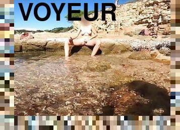 fille pisse  la plage un voyeur l'observe discrtement