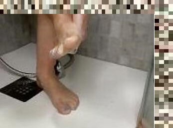 I piss my little feet in the shower????????