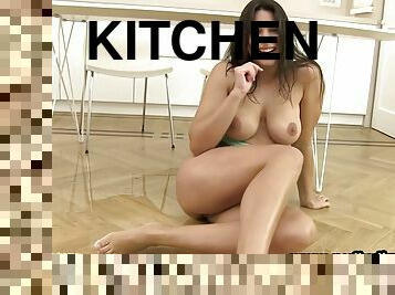 gros-nichons, masturbation, pisser, giclée, jouet, cuisine, fétiche, solo, brunette