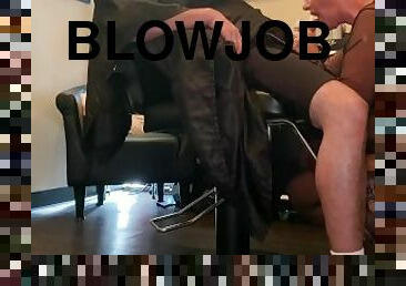 Hairstylist gives Blowjob to a client