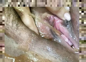 Upclose clit rubbing, pissy squirt